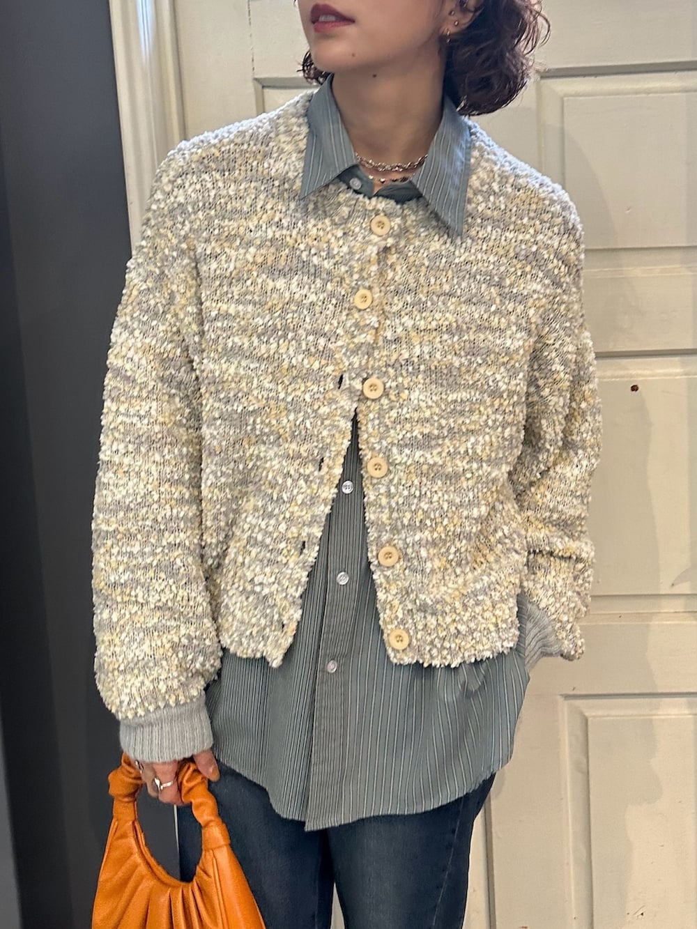 ホワイト系のニット/セーター、ブルー系のシャツ/ブラウス、ブルー系のその他パンツを着用したレディースの冬コーディネートの2枚目の写真