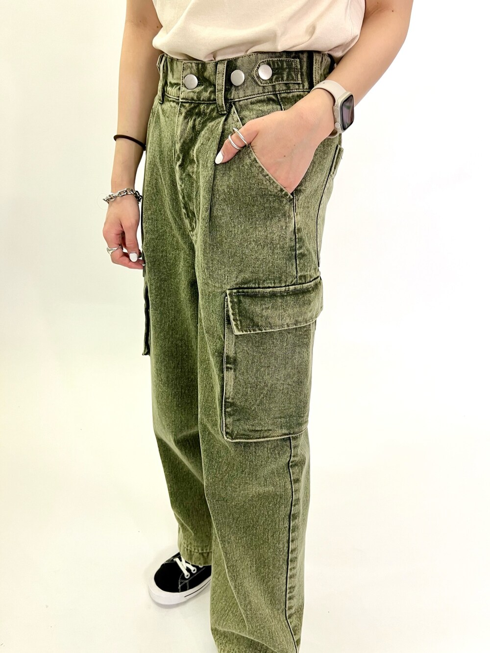 ホワイト系のTシャツ/カットソー、グリーン系のデニムパンツを着用したレディースの春コーディネートの9枚目の写真