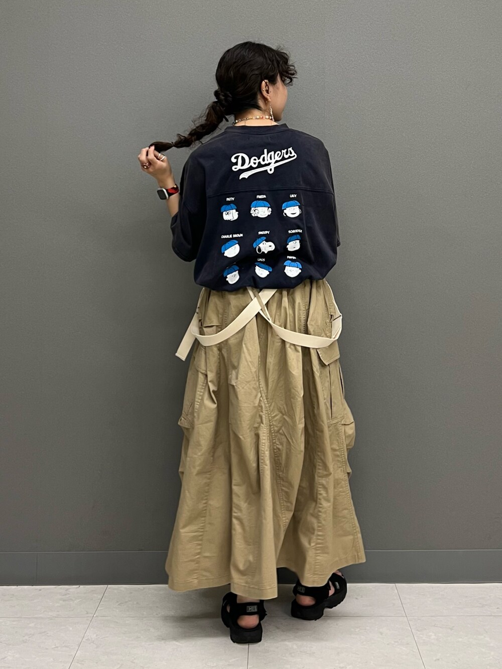 ブルー系のTシャツ/カットソー、ベージュ系のスカートを着用したレディースの夏コーディネートの3枚目の写真