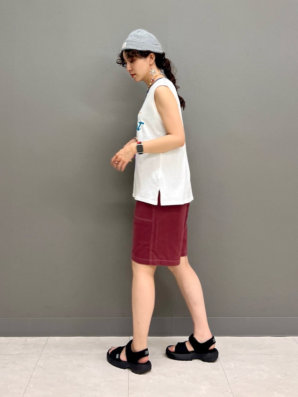 レッド系のその他パンツ、ホワイト系のTシャツ/カットソーを着用したレディースの夏コーディネートの3枚目の写真