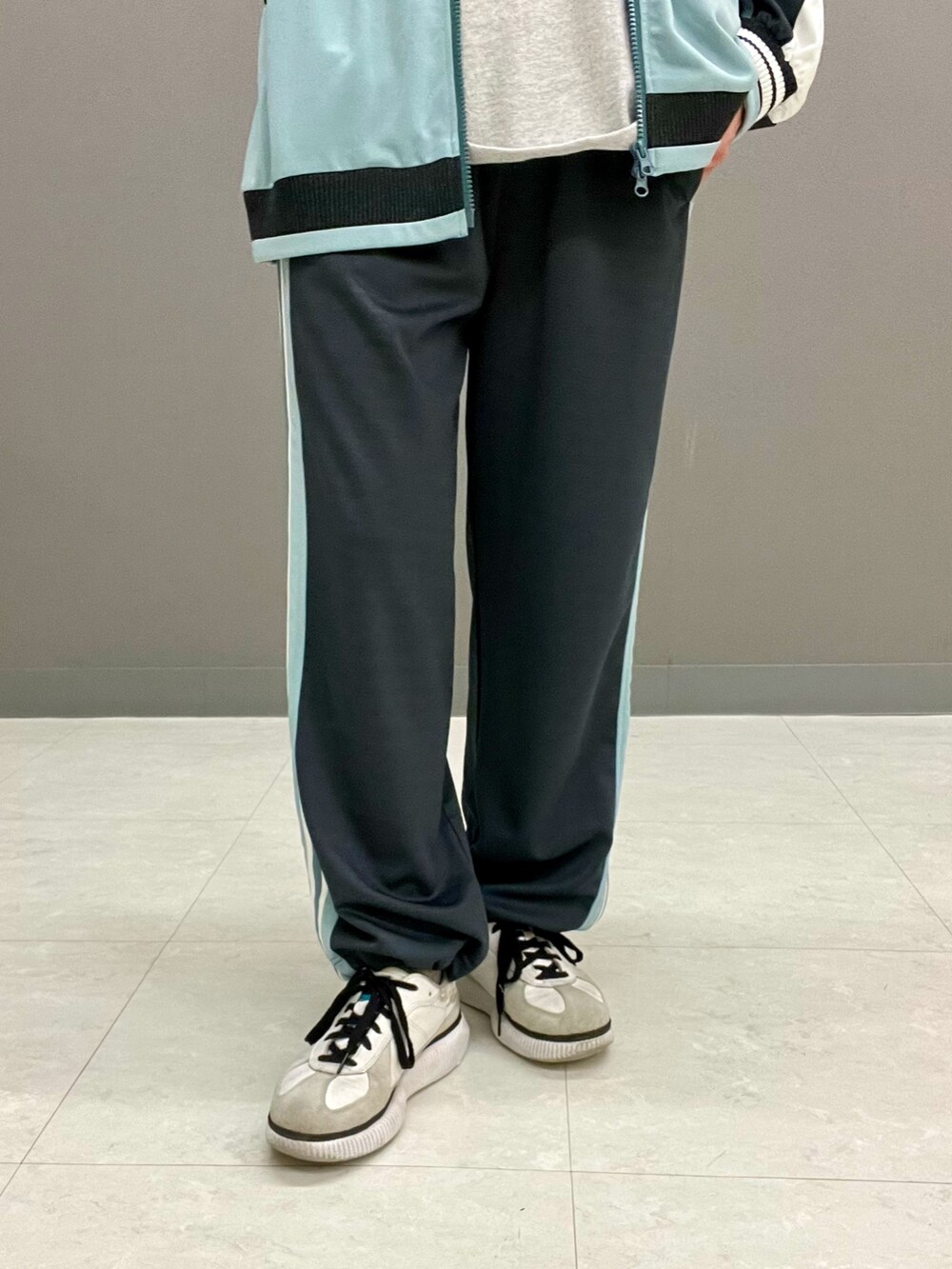 グレー系のTシャツ/カットソー、ブルー系のジャージ、ブラック系のその他パンツを着用したレディースの春コーディネートの6枚目の写真