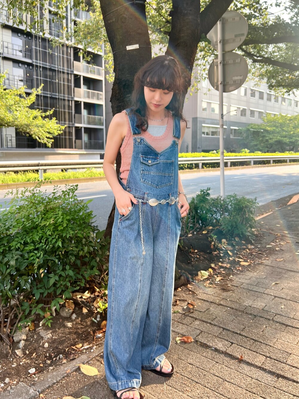 ブルー系のサロペット/オーバーオール、ピンク系のニット/セーター、グレー系のタンクトップを着用したレディースの夏コーディネートの2枚目の写真