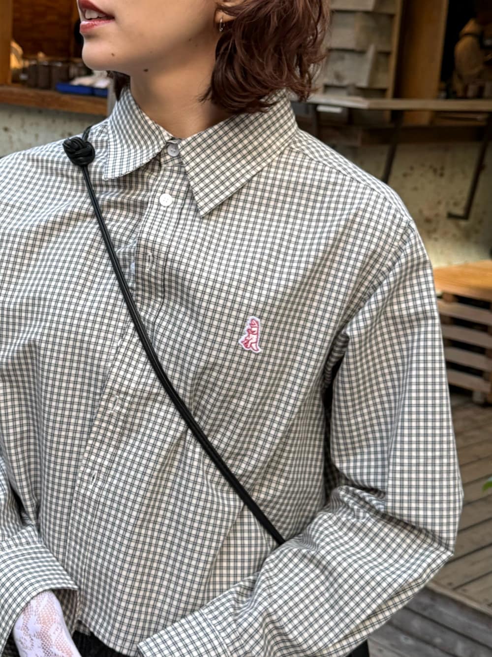 ホワイト系のシャツ/ブラウス、ブラック系のデニムパンツ、ホワイト系のベルトを着用したレディースの冬コーディネートの3枚目の写真