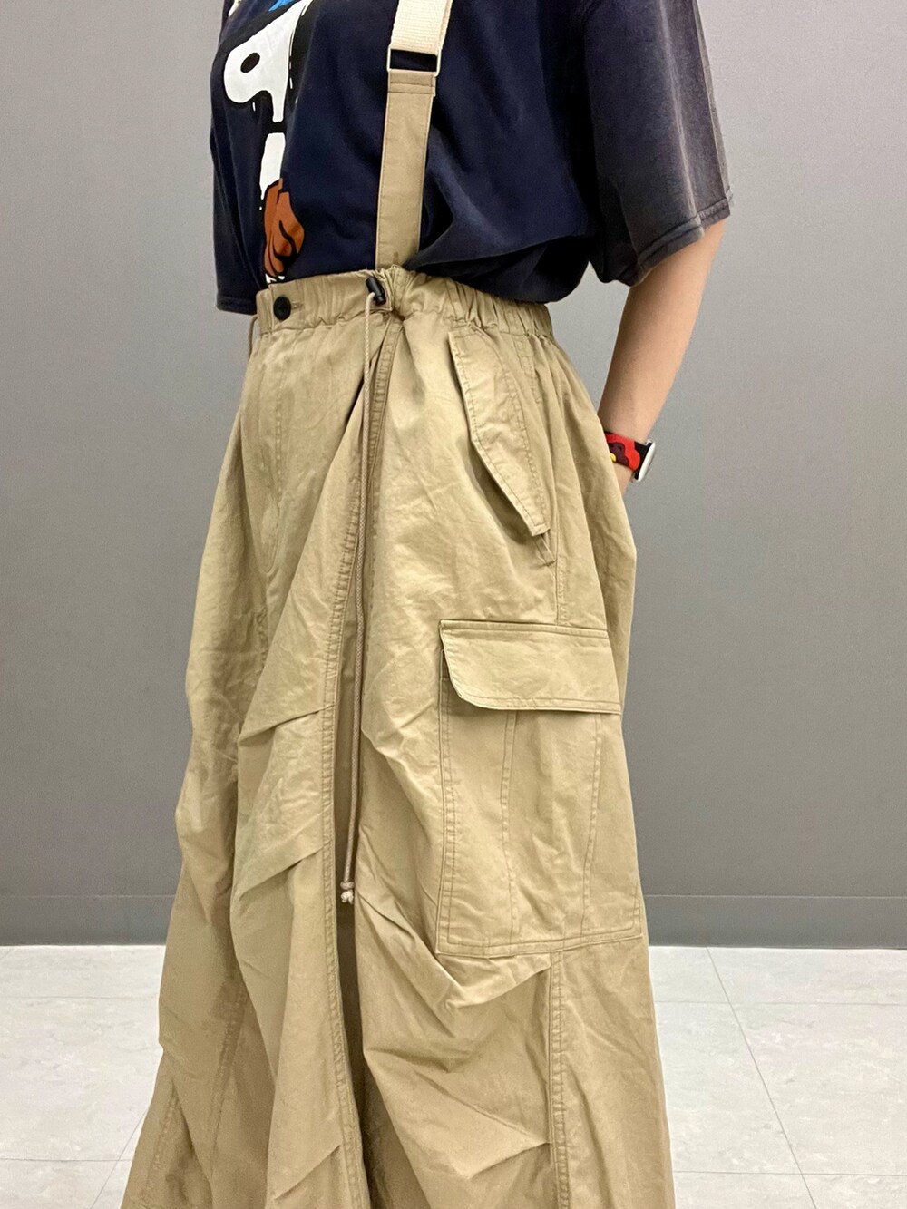 ブルー系のTシャツ/カットソー、ベージュ系のスカートを着用したレディースの夏コーディネートの6枚目の写真