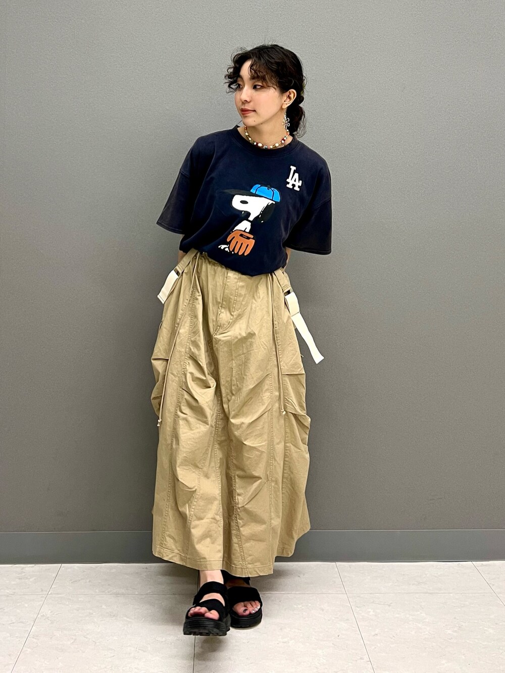 ブルー系のTシャツ/カットソー、ベージュ系のスカートを着用したレディースの夏コーディネートの2枚目の写真