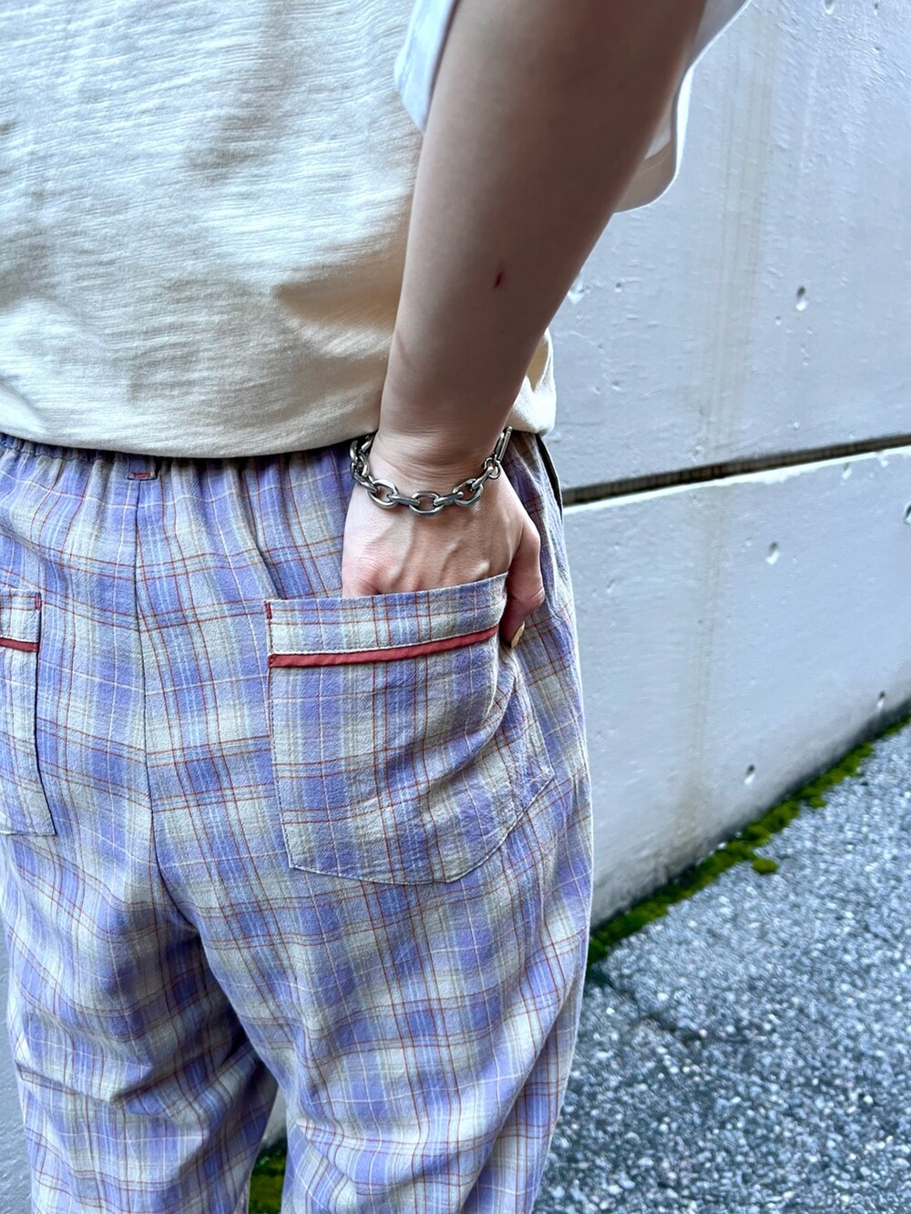 ベージュ系のTシャツ/カットソー、パープル系のシャツ/ブラウス、パープル系のその他パンツを着用したレディースの夏コーディネートの9枚目の写真