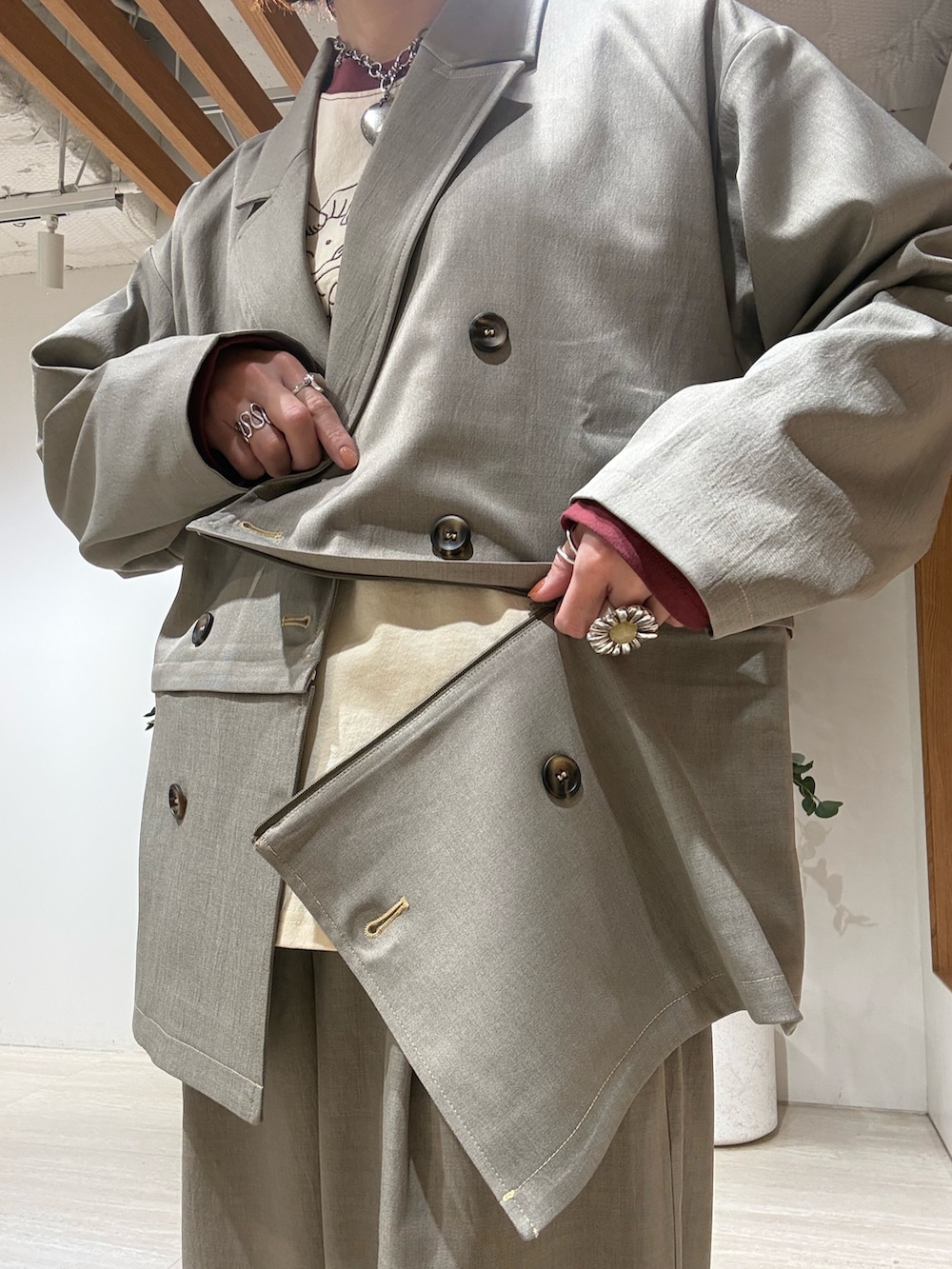 グレー系のその他アウター、グレー系のその他パンツ、レッド系のTシャツ/カットソーを着用したレディースの春コーディネートの4枚目の写真