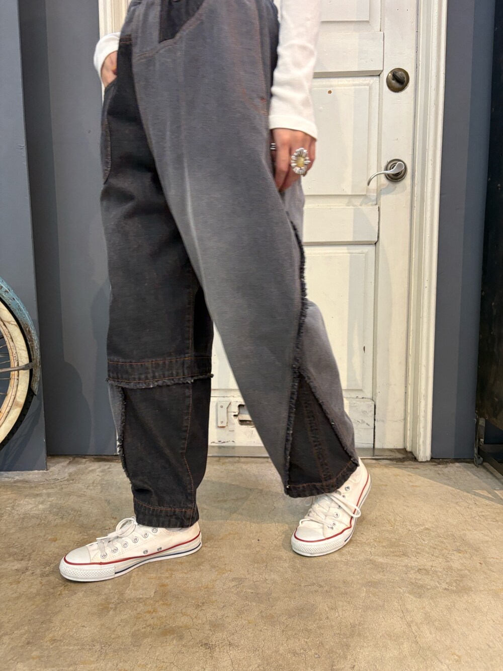 ホワイト系のその他トップス、ブラック系のデニムパンツ、レッド系のマフラーを着用したレディースの秋コーディネートの4枚目の写真