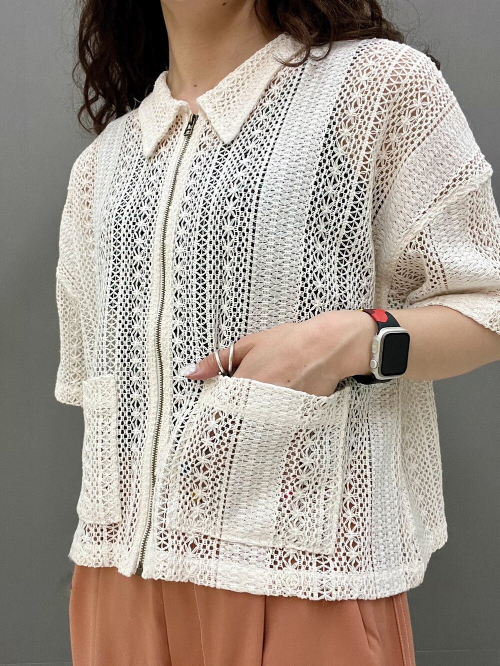 オレンジ系のその他パンツ、ホワイト系のその他アウターを着用したレディースの春コーディネートの5枚目の写真