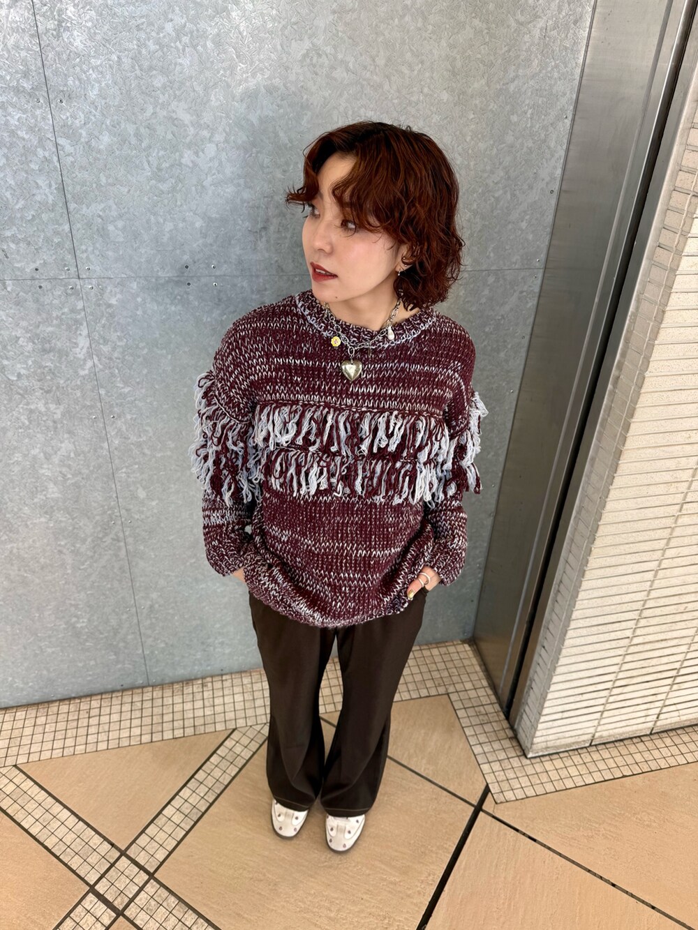 ブラウン系のニット/セーター、ブラウン系のその他パンツを着用したレディースの秋コーディネートの4枚目の写真