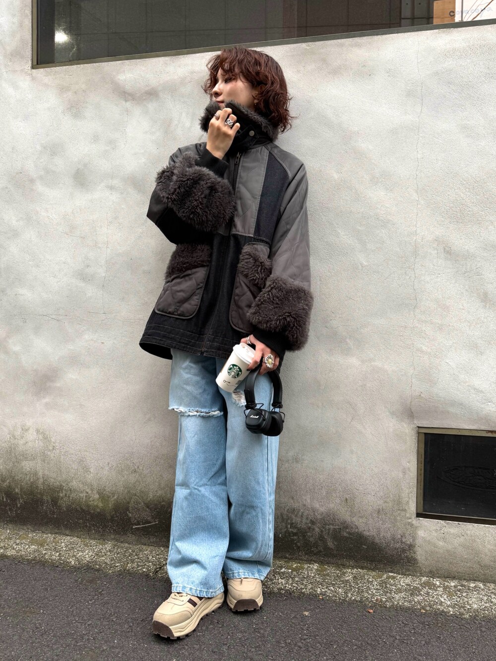 ブラック系のデニムジャケットを着用したレディースの秋コーディネートの2枚目の写真