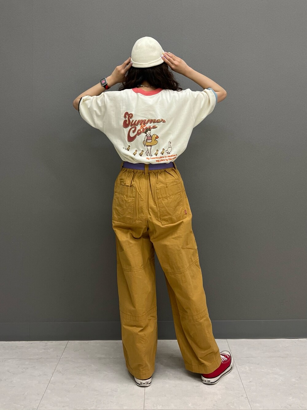 イエロー系のその他パンツ、ホワイト系のTシャツ/カットソー、パープル系のベルトを着用したレディースの夏コーディネートの3枚目の写真