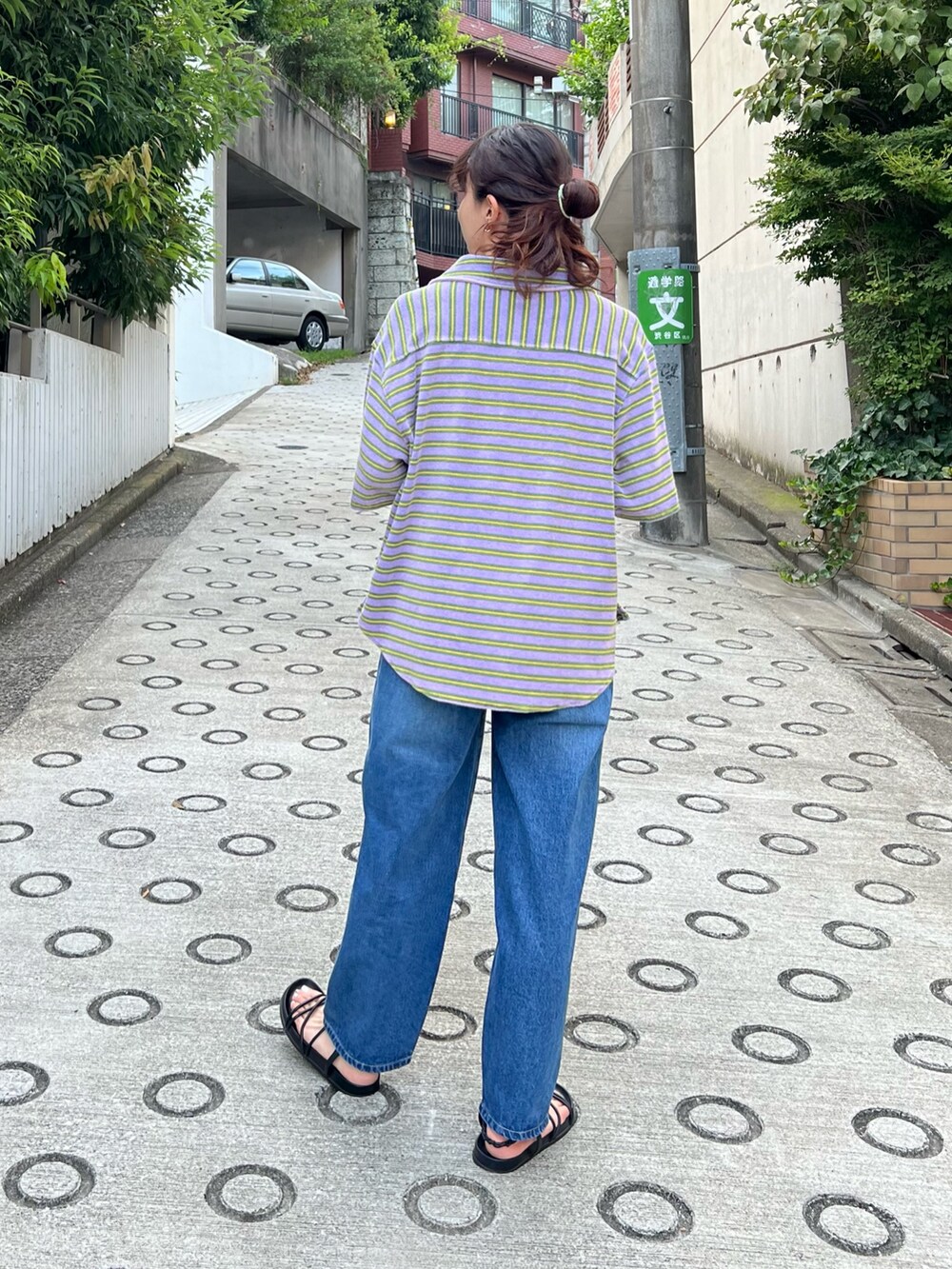 パープル系のシャツ/ブラウス、ブルー系のデニムパンツ、ベージュ系のベルトを着用したレディースの夏コーディネートの3枚目の写真