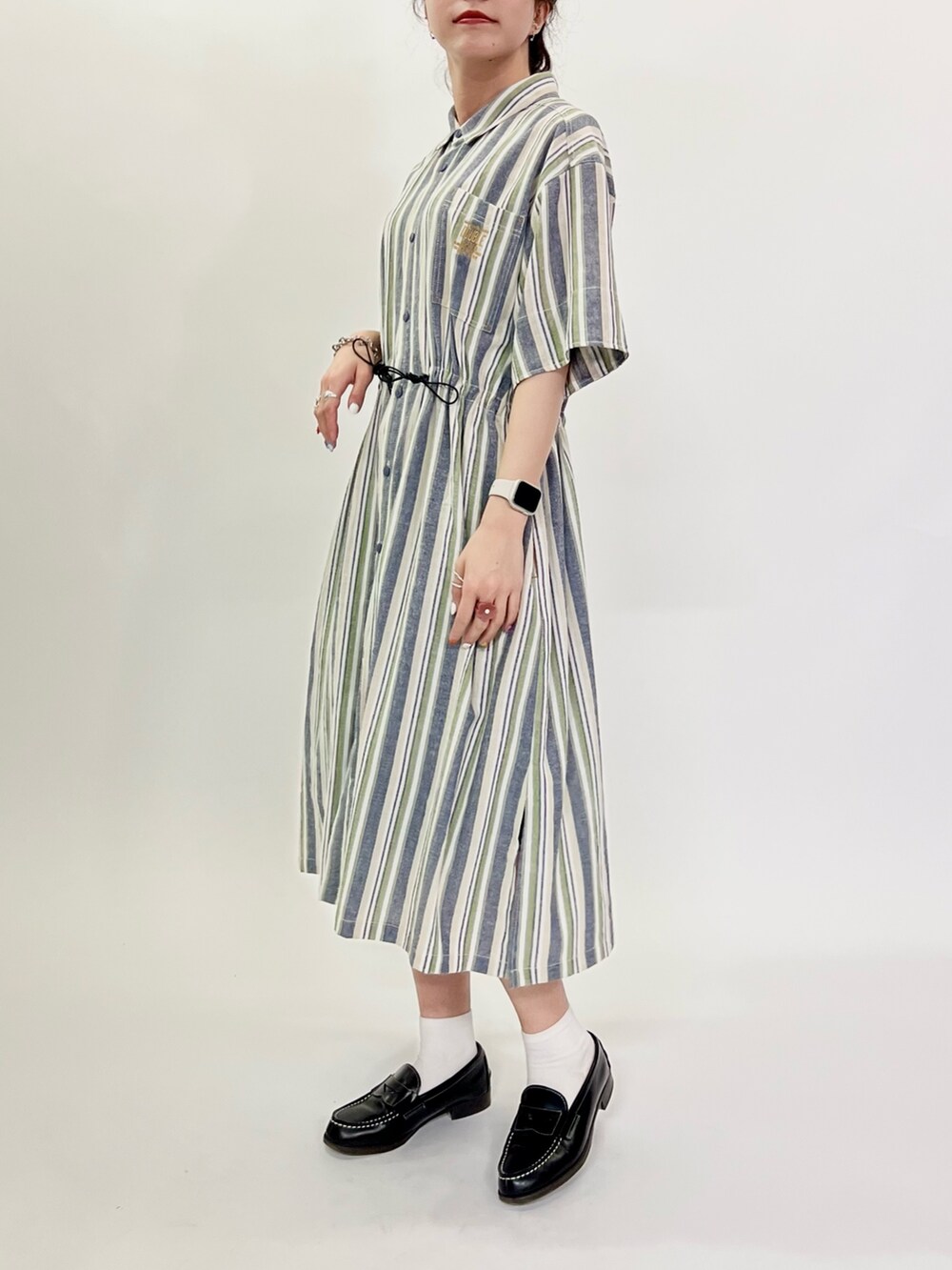 ブルー系のシャツワンピースを着用したレディースの春コーディネートの3枚目の写真