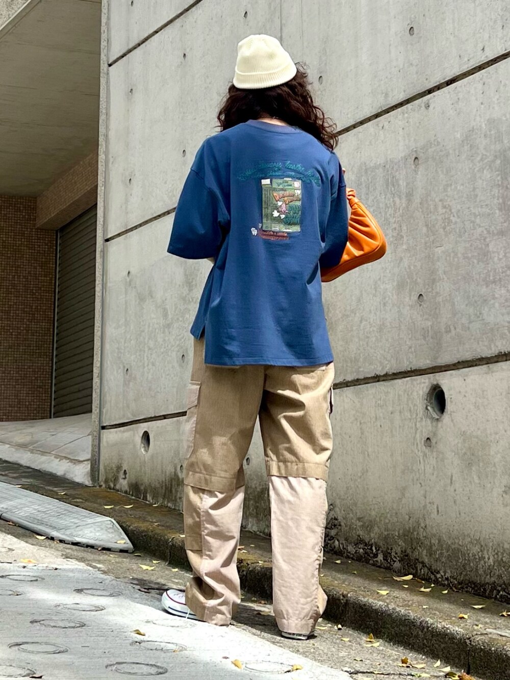 ブルー系のTシャツ/カットソー、ベージュ系のその他パンツを着用したレディースの春コーディネートの5枚目の写真