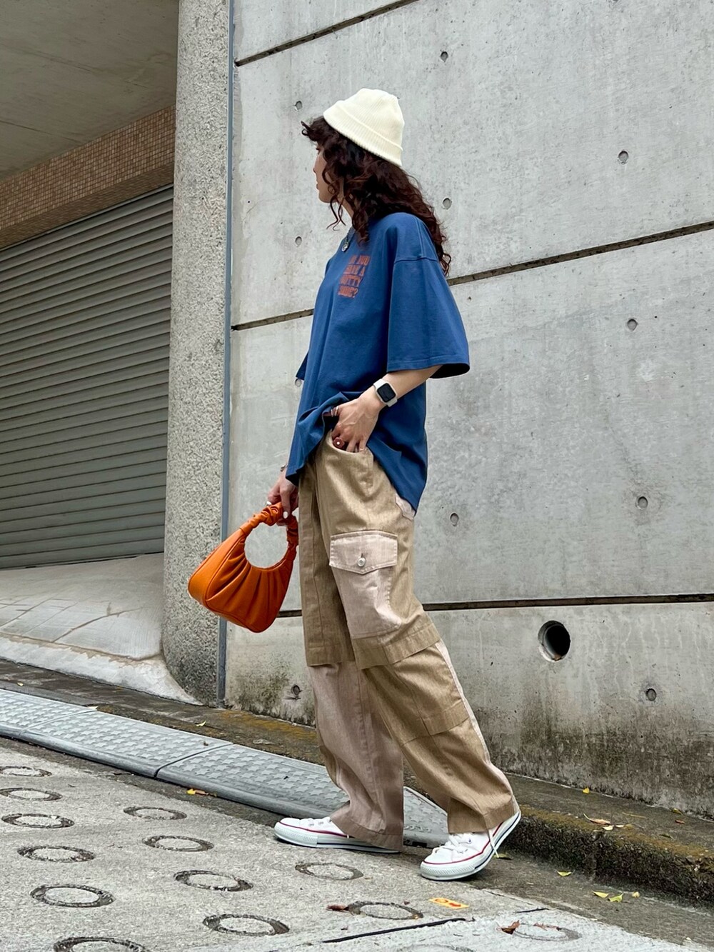 ブルー系のTシャツ/カットソー、ベージュ系のその他パンツを着用したレディースの春コーディネートの4枚目の写真