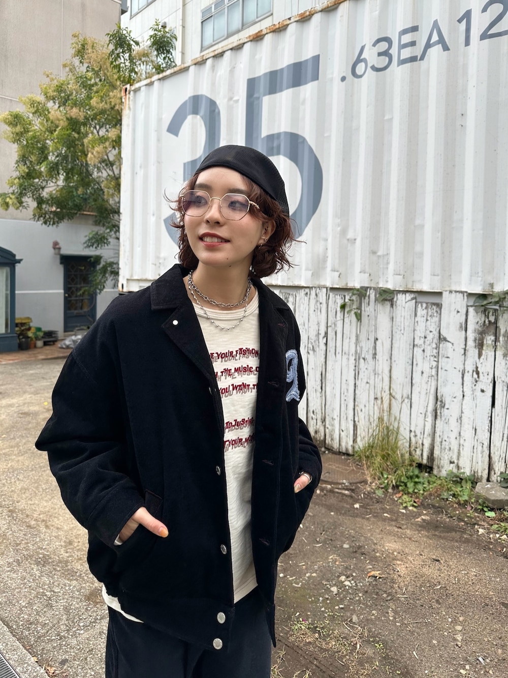 ブルー系のブルゾン、ホワイト系のTシャツ/カットソー、ブルー系のその他パンツを着用したレディースの秋コーディネートの3枚目の写真