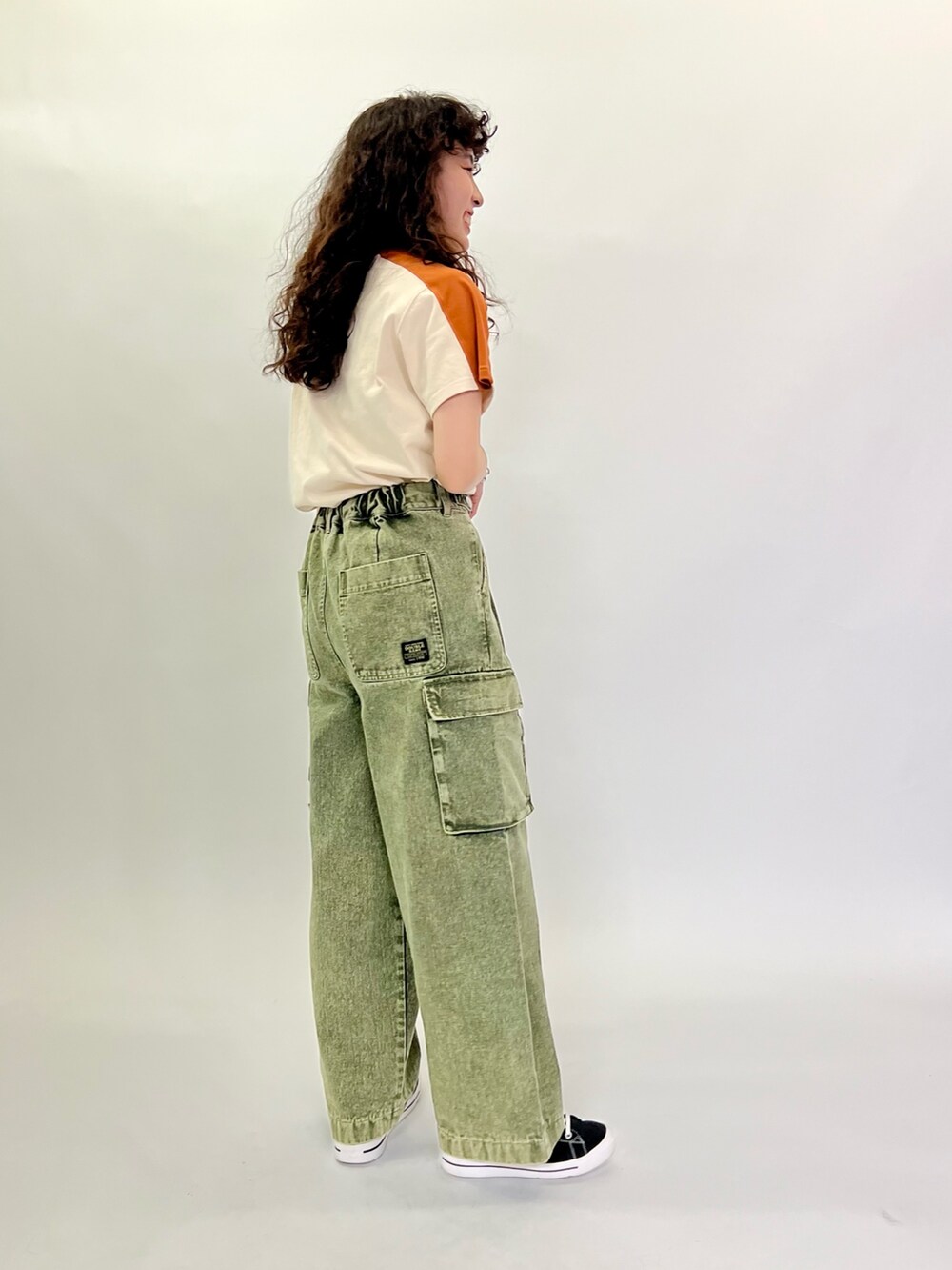 ホワイト系のTシャツ/カットソー、グリーン系のデニムパンツを着用したレディースの春コーディネートの5枚目の写真