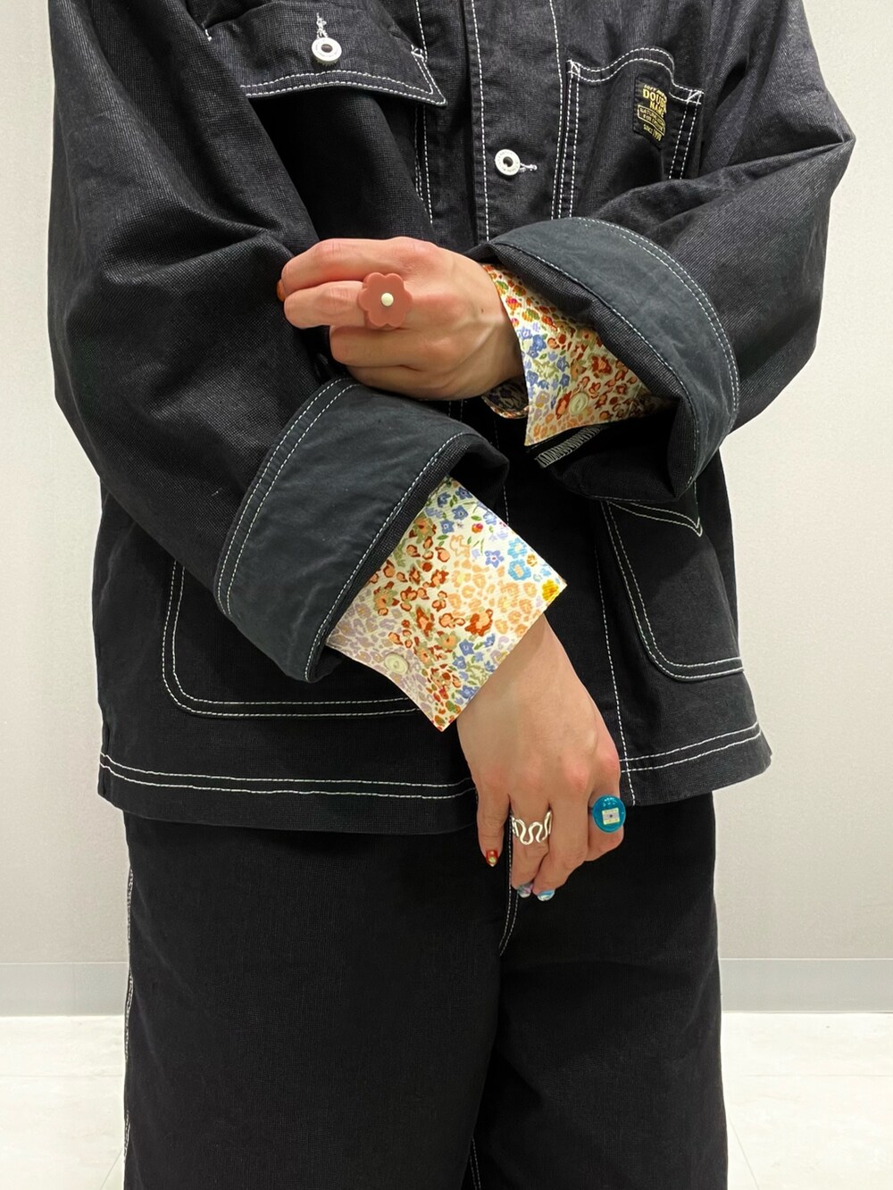 ブラック系のサロペット/オーバーオール、ホワイト系のシャツ/ブラウス、ブラック系のカバーオールを着用したレディースの春コーディネートの7枚目の写真