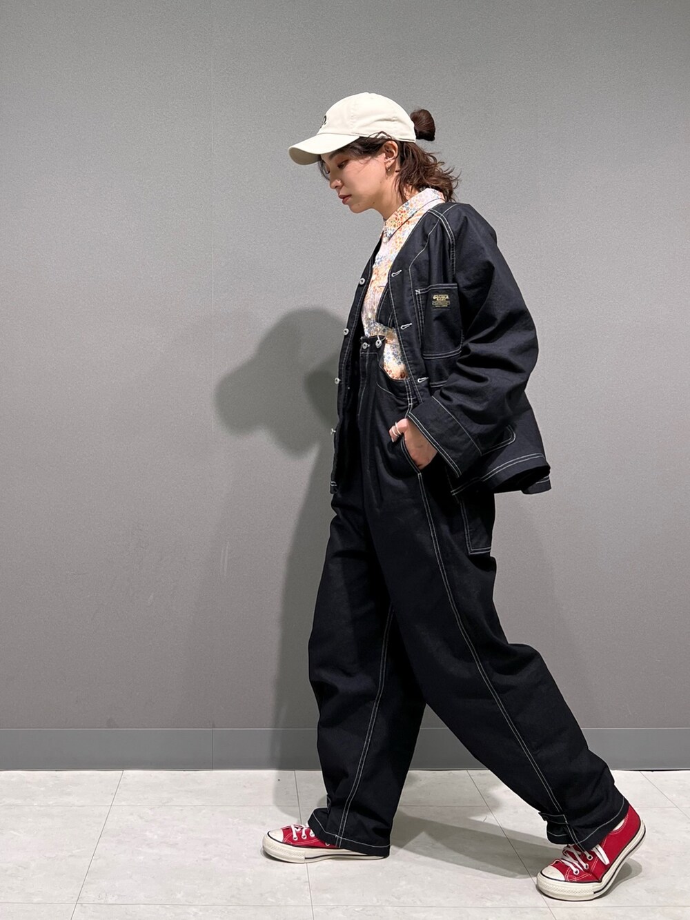 ブラック系のサロペット/オーバーオール、ホワイト系のシャツ/ブラウス、ブラック系のカバーオールを着用したレディースの春コーディネートの3枚目の写真