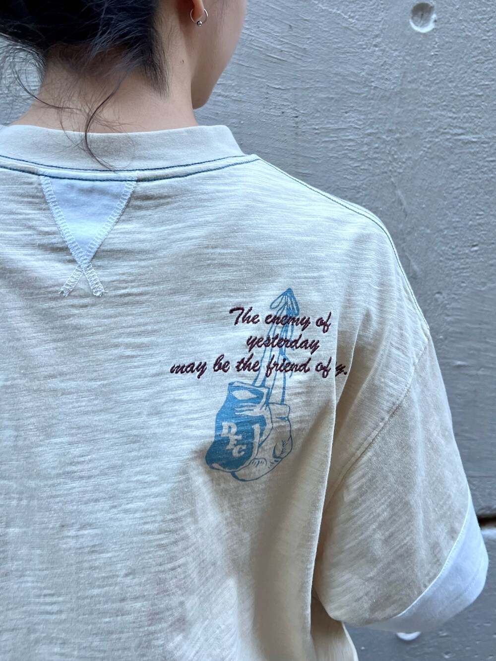 ベージュ系のTシャツ/カットソー、パープル系のシャツ/ブラウス、パープル系のその他パンツを着用したレディースの夏コーディネートの8枚目の写真