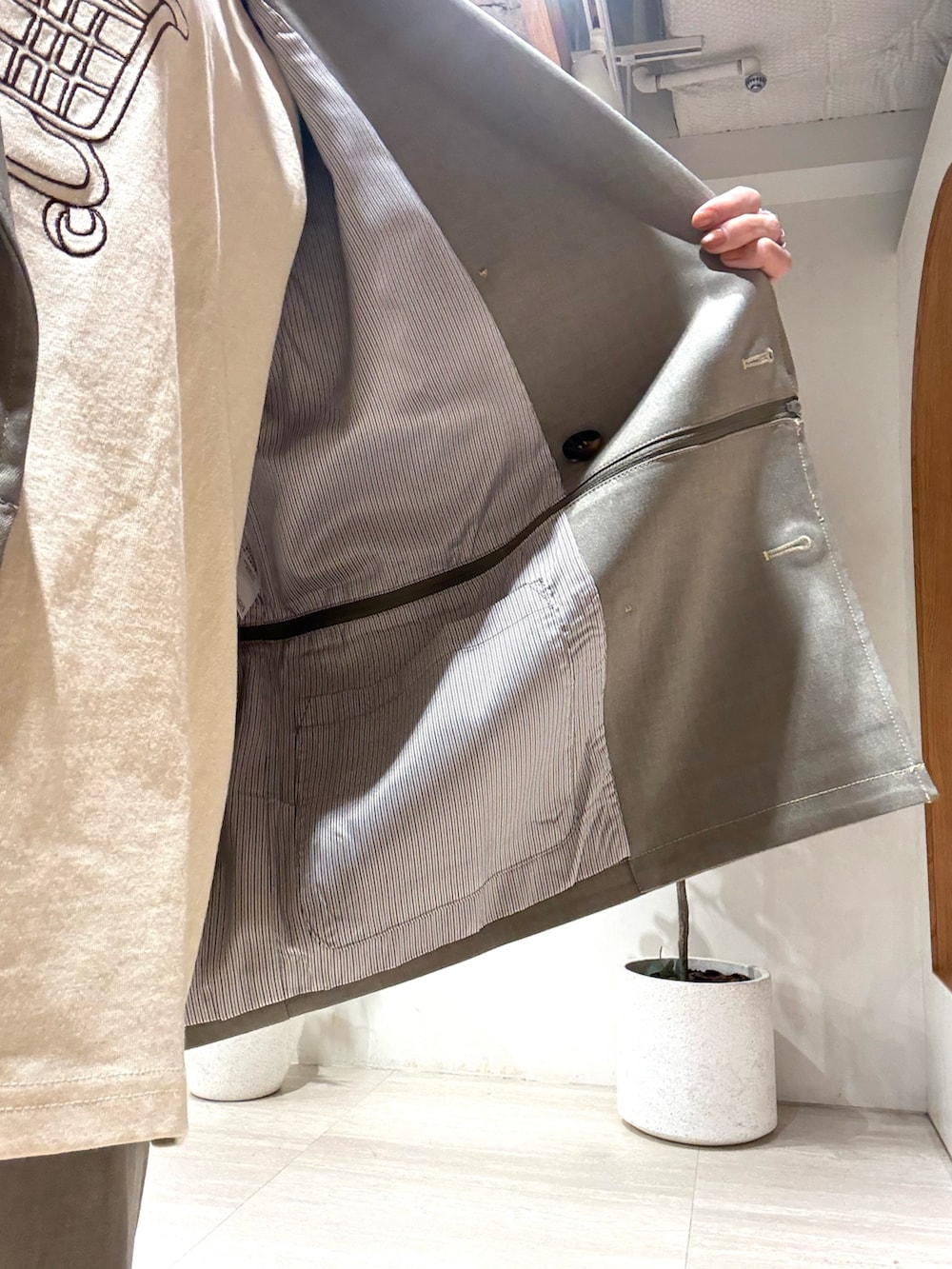 グレー系のその他アウター、グレー系のその他パンツ、レッド系のTシャツ/カットソーを着用したレディースの春コーディネートの6枚目の写真