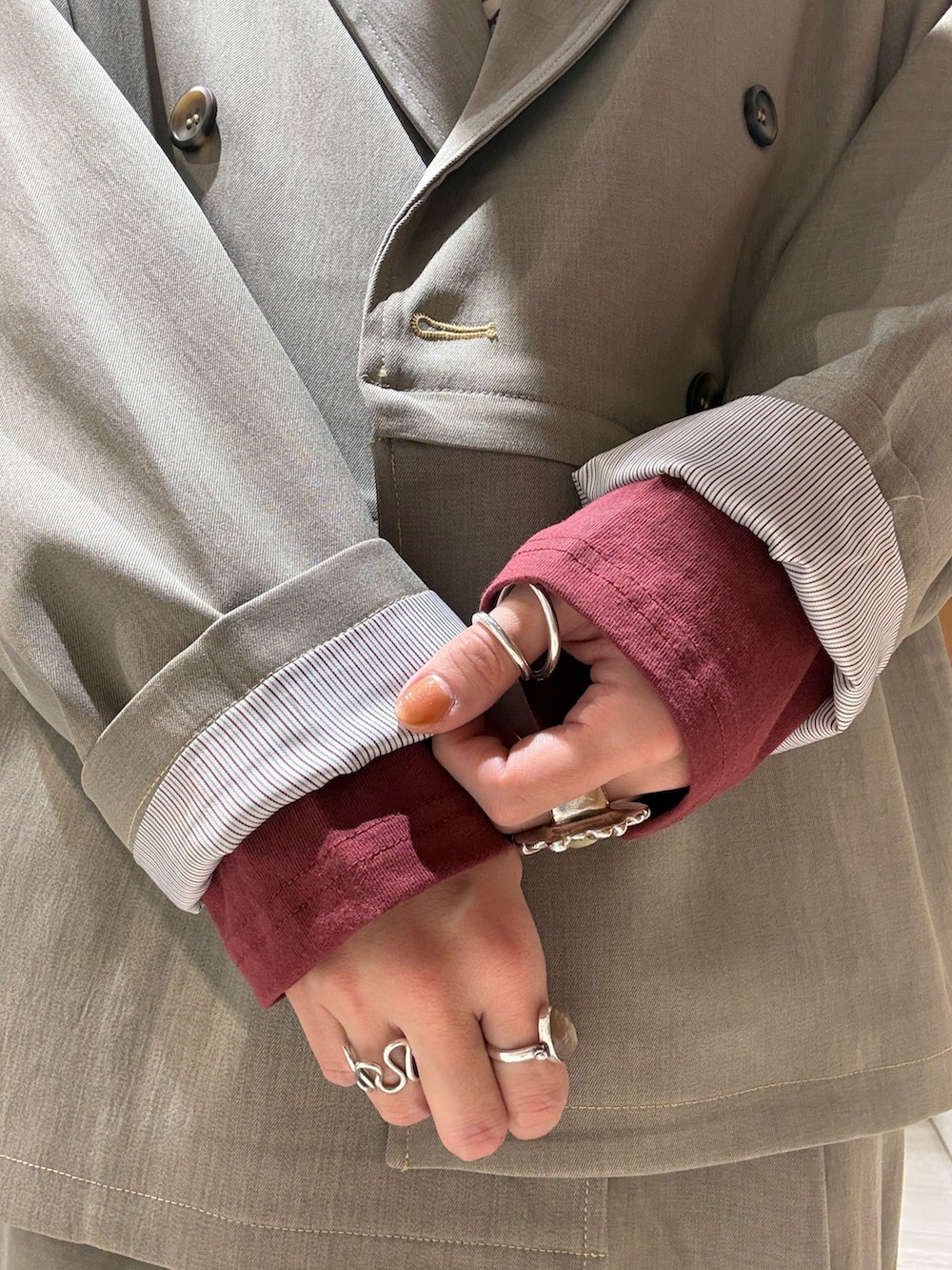 グレー系のその他アウター、グレー系のその他パンツ、レッド系のTシャツ/カットソーを着用したレディースの春コーディネートの7枚目の写真