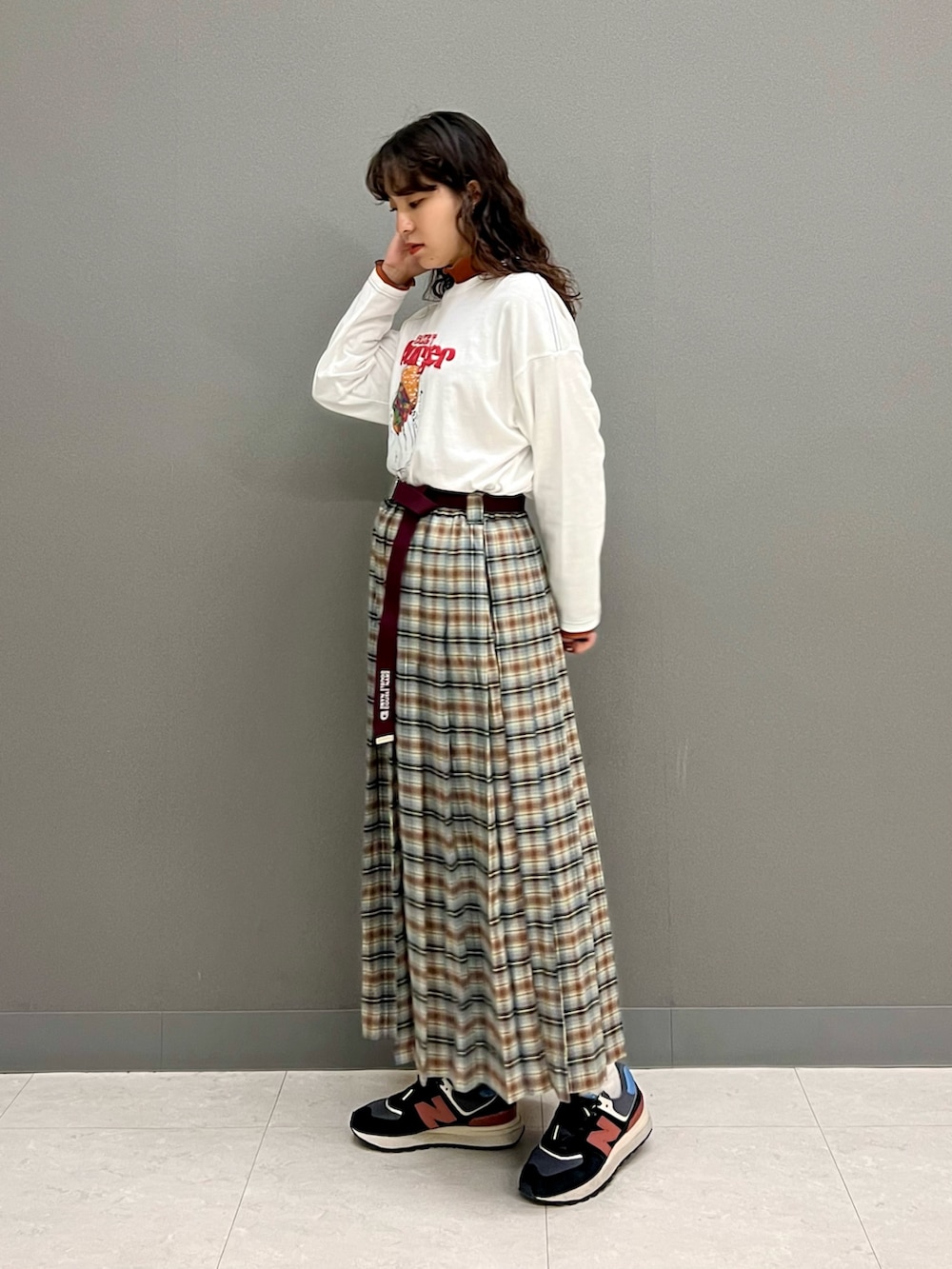 ホワイト系のTシャツ/カットソー、グレー系のスカート、オレンジ系のTシャツ/カットソーを着用したレディースの夏コーディネートの3枚目の写真