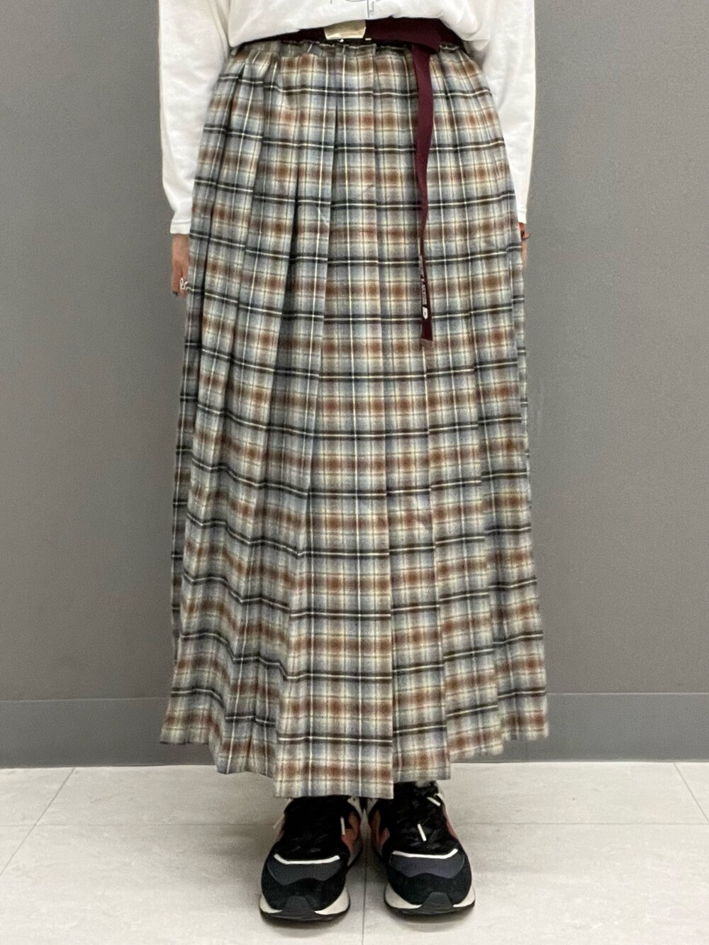 ホワイト系のTシャツ/カットソー、グレー系のスカート、オレンジ系のTシャツ/カットソーを着用したレディースの夏コーディネートの6枚目の写真