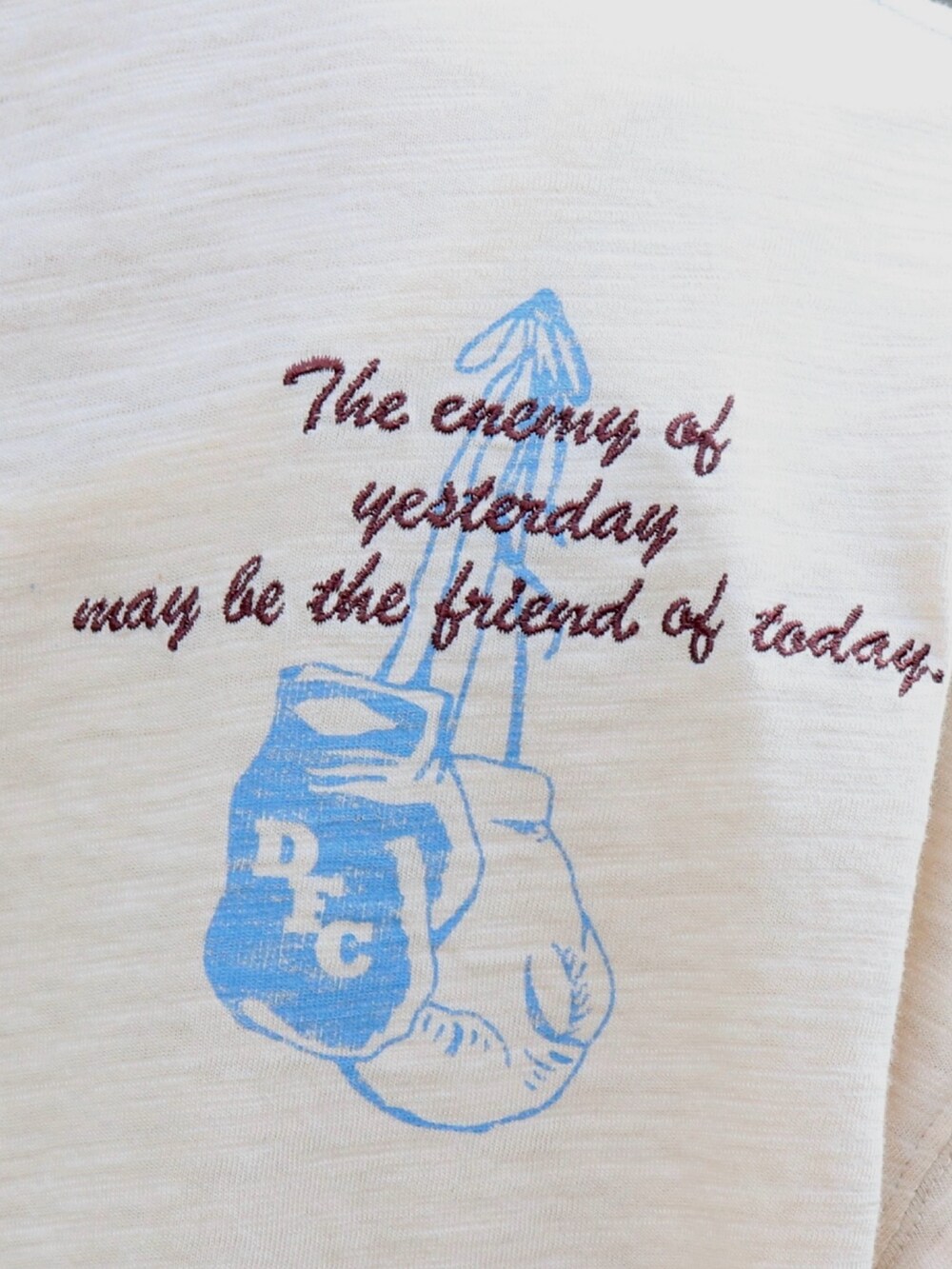 ベージュ系のTシャツ/カットソー、グリーン系のスカートを着用したレディースの夏コーディネートの5枚目の写真