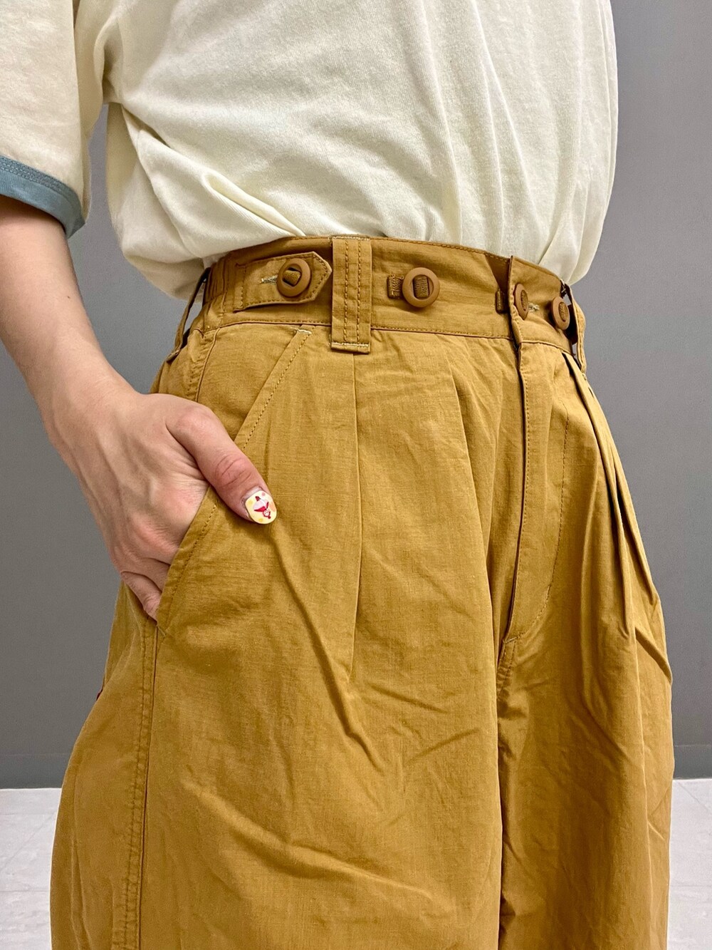 イエロー系のその他パンツ、ホワイト系のTシャツ/カットソー、パープル系のベルトを着用したレディースの夏コーディネートの7枚目の写真