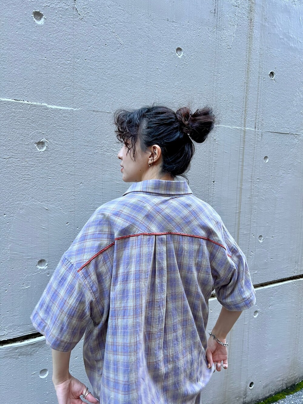 ベージュ系のTシャツ/カットソー、パープル系のシャツ/ブラウス、パープル系のその他パンツを着用したレディースの夏コーディネートの4枚目の写真