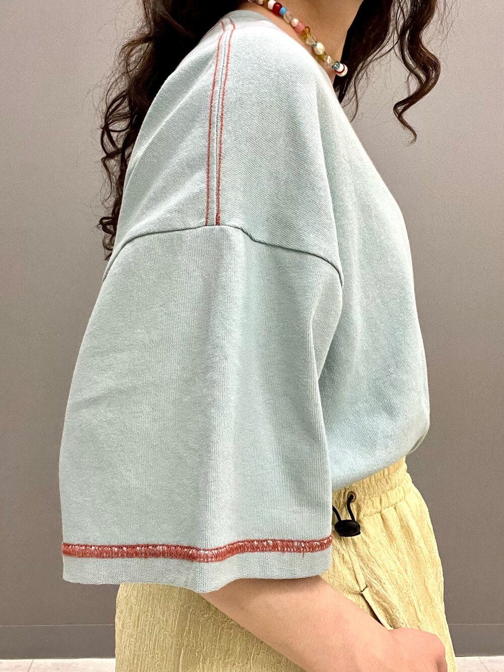 ブルー系のTシャツ/カットソー、イエロー系のスカートを着用したレディースの春コーディネートの6枚目の写真