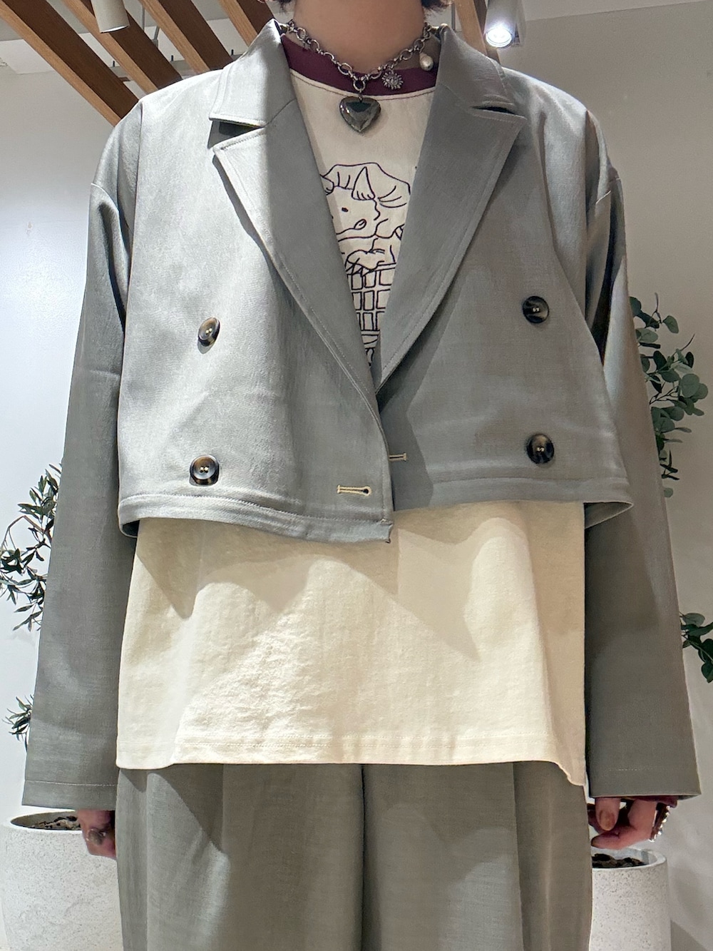 グレー系のその他アウター、グレー系のその他パンツ、レッド系のTシャツ/カットソーを着用したレディースの春コーディネートの5枚目の写真