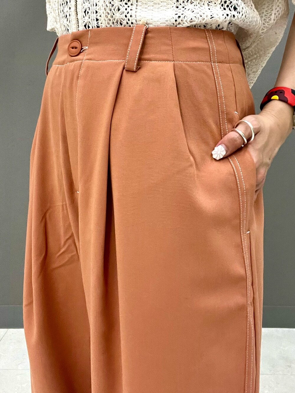 オレンジ系のその他パンツ、ホワイト系のその他アウターを着用したレディースの春コーディネートの8枚目の写真