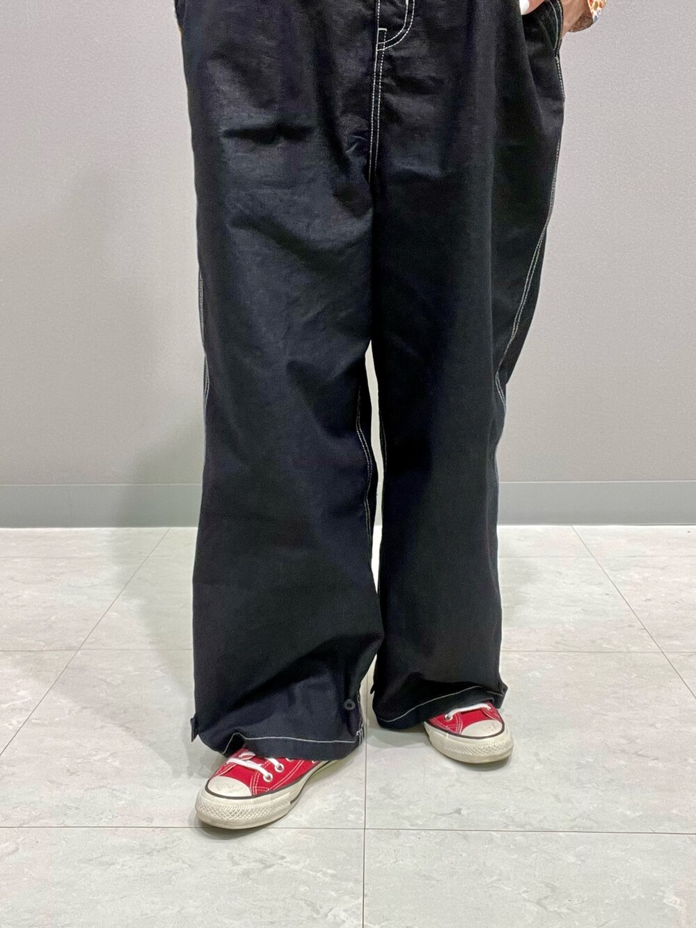 ブラック系のサロペット/オーバーオール、ホワイト系のシャツ/ブラウス、ブラック系のカバーオールを着用したレディースの春コーディネートの9枚目の写真