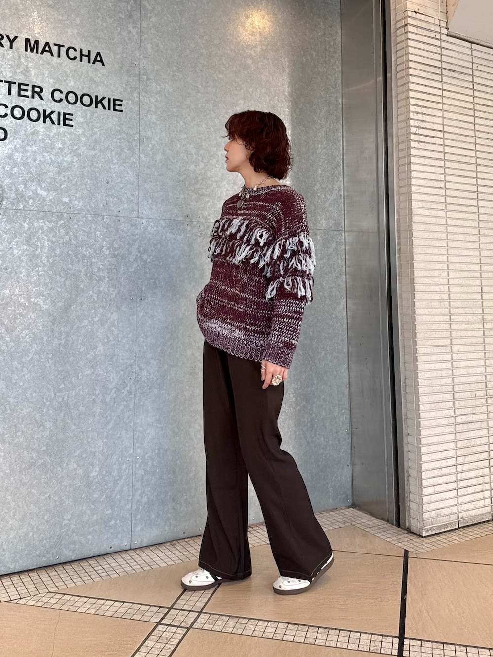ブラウン系のニット/セーター、ブラウン系のその他パンツを着用したレディースの秋コーディネートの2枚目の写真