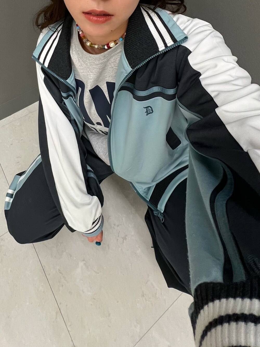 グレー系のTシャツ/カットソー、ブルー系のジャージ、ブラック系のその他パンツを着用したレディースの春コーディネートの3枚目の写真