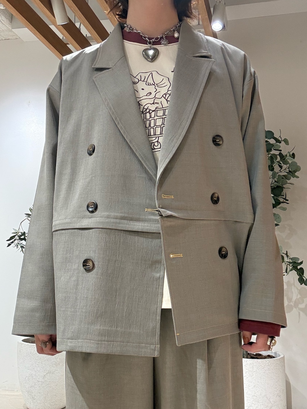 グレー系のその他アウター、グレー系のその他パンツ、レッド系のTシャツ/カットソーを着用したレディースの春コーディネートの3枚目の写真