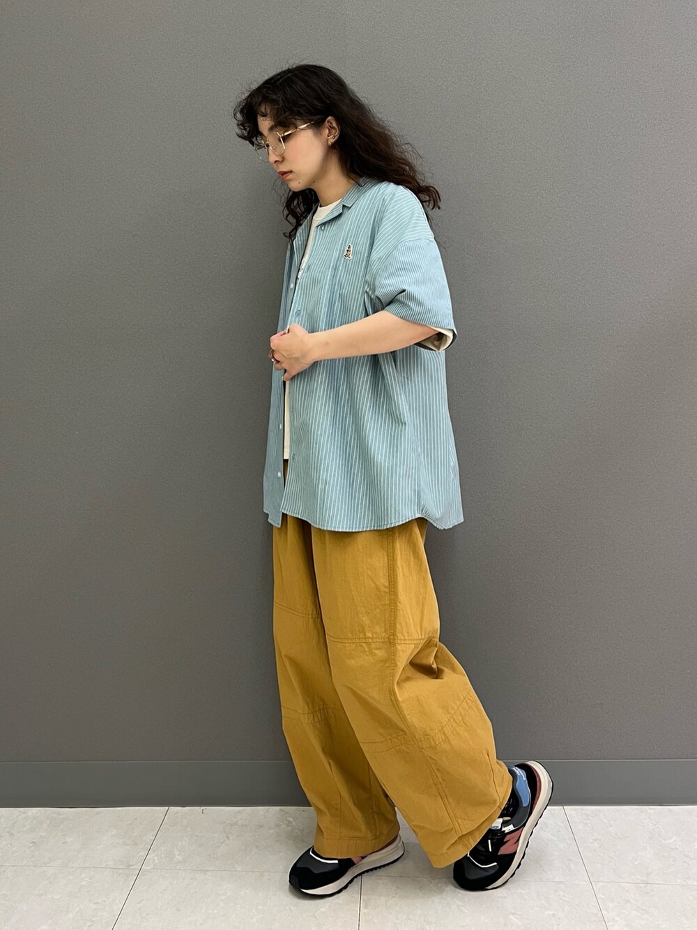 ブルー系のシャツ/ブラウス、ベージュ系のTシャツ/カットソー、イエロー系のその他パンツを着用したレディースの夏コーディネートの2枚目の写真