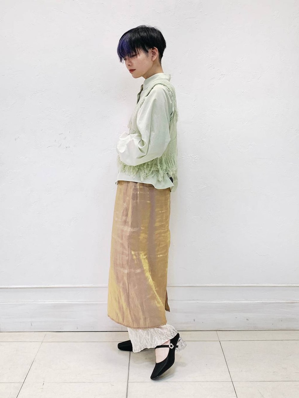 ブラック系のパンプスを着用したレディースの春コーディネートの2枚目の写真