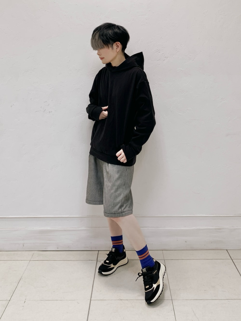 ブラック系のスニーカー、ブラック系のその他パンツを着用したレディースの春コーディネートの2枚目の写真