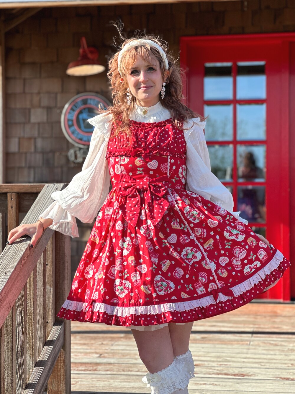 レッド系のパンプス、レッド系のドレス、ホワイト系のシャツ/ブラウスを着用したレディースの春コーディネートの2枚目の写真