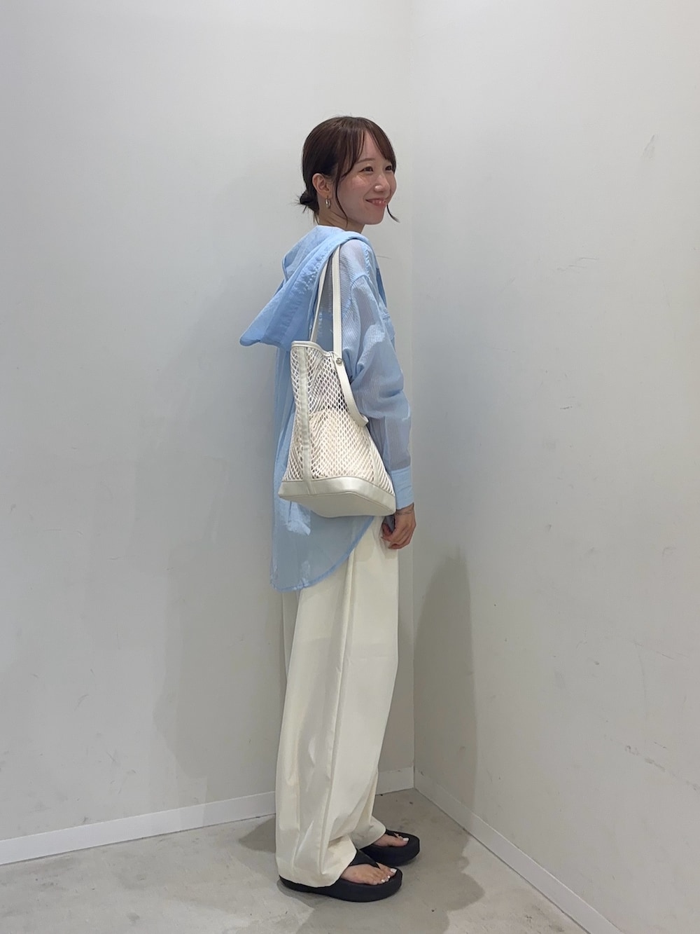 ブルー系のシャツ/ブラウス、ホワイト系のその他パンツ、ホワイト系のトートバッグを着用したレディースの夏コーディネートの2枚目の写真