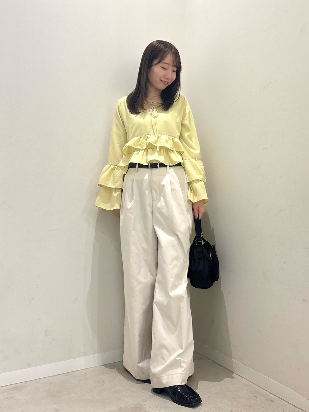 ベージュ系のシャツ/ブラウス、ホワイト系のチノパンツ、ブラック系のローファーを着用したレディースの春コーディネートの3枚目の写真