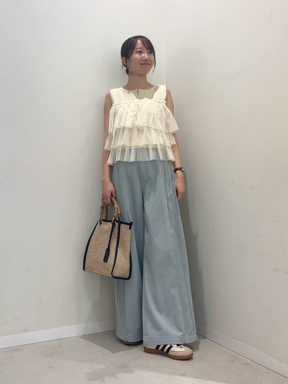 ホワイト系のニット/セーター、ブルー系のデニムパンツ、ブラック系のショルダーバッグを着用したレディースの春コーディネートの3枚目の写真