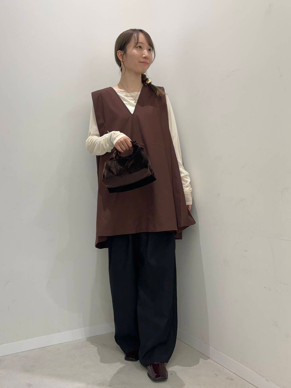 ブラック系のその他パンツ、レッド系のバレエシューズ、ブラウン系のハンドバッグを着用したレディースの夏コーディネートの4枚目の写真