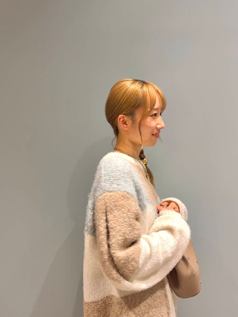 ブラウン系のその他パンツ、グレー系のショルダーバッグ、ブラック系のスニーカーを着用したレディースの冬コーディネートの2枚目の写真