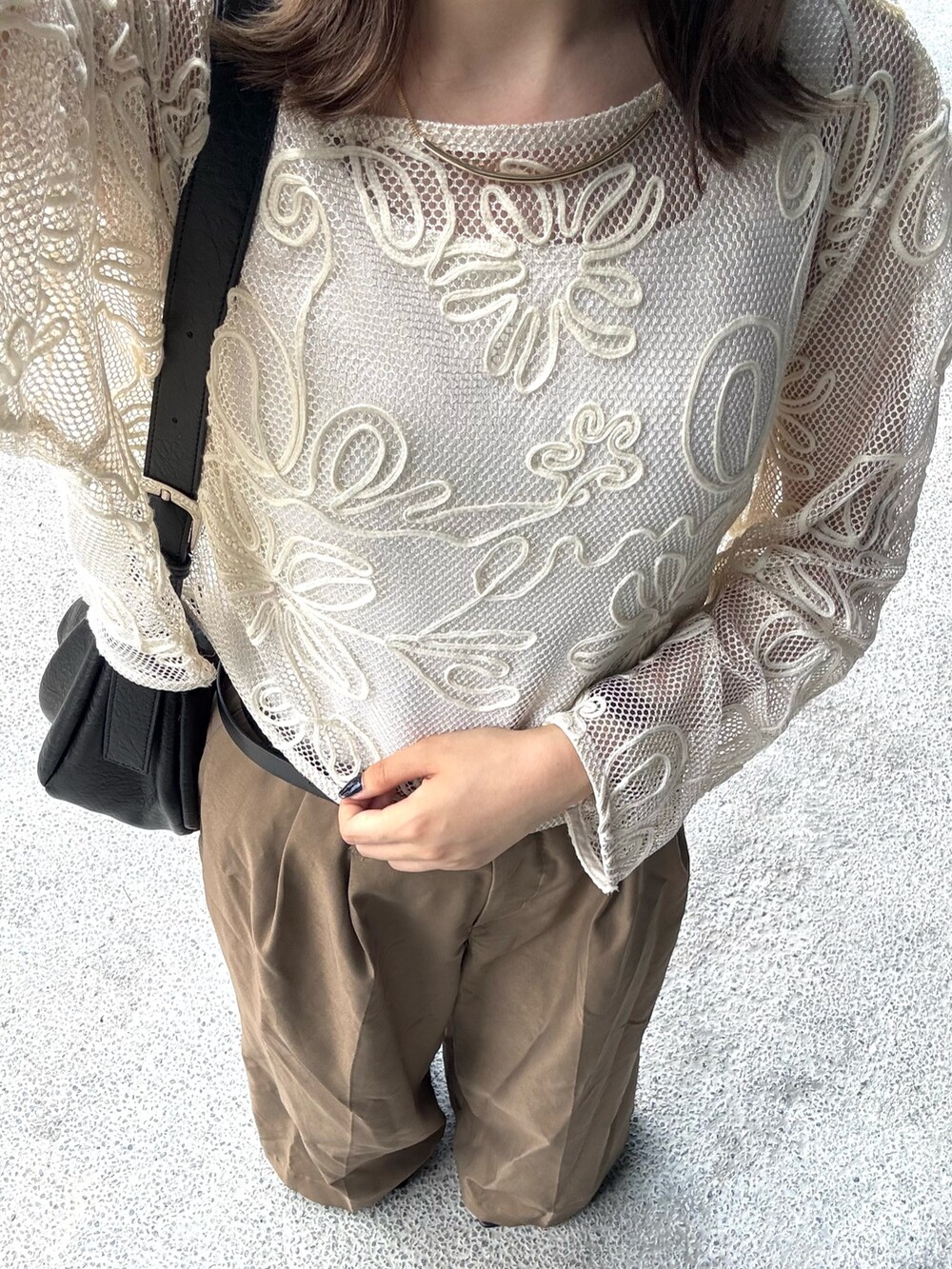 ベージュ系のその他パンツ、ホワイト系のTシャツ/カットソー、ゴールド系のネックレスを着用したレディースの夏コーディネートの4枚目の写真