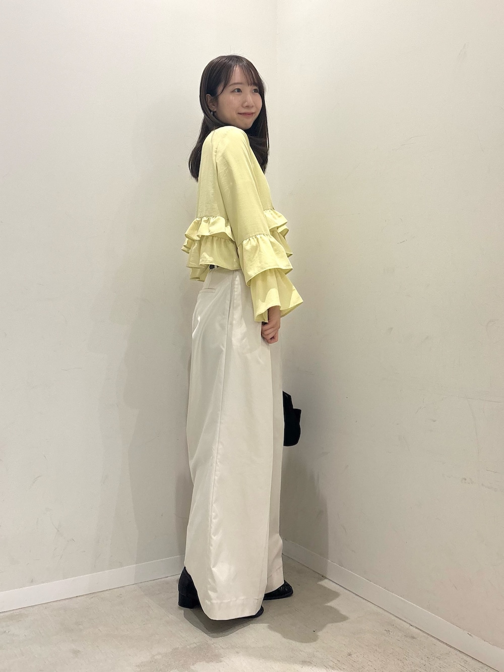 ベージュ系のシャツ/ブラウス、ホワイト系のチノパンツ、ブラック系のローファーを着用したレディースの春コーディネートの2枚目の写真